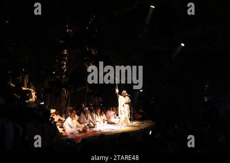 Sirajdikhan, Munshiganj, Bangladesh. 2 décembre 2023. En mémoire de Fakir Lalon Shah, les artistes Baul interprètent Lalangiti (chansons) lors de la réunion annuelle de discussion et de rassemblement des sadhus à Padmahem Dham à Sirajdikhan, Munshiganj. Lalon était un saint humanitaire. Il s'est éloigné de toutes sortes de différences raciales, y compris la religion, la caste et a donné à l'humanité la plus haute place. Il a composé toutes les chansons de son attitude non communautaire. Ce Bengali aux multiples talents est également connu sous les noms de Fakir Lalon, Lalon Sai, Lalon Shah, Mahatma Lalon etc Il est un saint faqir spirituel, humaniste, réformateur social et p Banque D'Images