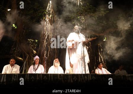 Sirajdikhan, Munshiganj, Bangladesh. 2 décembre 2023. En mémoire de Fakir Lalon Shah, les artistes Baul interprètent Lalangiti (chansons) lors de la réunion annuelle de discussion et de rassemblement des sadhus à Padmahem Dham à Sirajdikhan, Munshiganj. Lalon était un saint humanitaire. Il s'est éloigné de toutes sortes de différences raciales, y compris la religion, la caste et a donné à l'humanité la plus haute place. Il a composé toutes les chansons de son attitude non communautaire. Ce Bengali aux multiples talents est également connu sous les noms de Fakir Lalon, Lalon Sai, Lalon Shah, Mahatma Lalon etc Il est un saint faqir spirituel, humaniste, réformateur social et p Banque D'Images