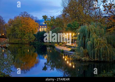 Le Staendehaus K21 se reflète dans le Kaiserteich en automne dans la soirée, Schwanenspiegel, Duesseldorf, Rhénanie du Nord-Westphalie, Allemagne Banque D'Images