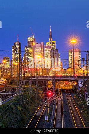 Vue sur la ville élevée dans la soirée avec voies ferrées, gare centrale et gratte-ciel, Francfort-sur-le-main, Hesse, Allemagne Banque D'Images