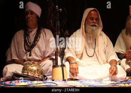 Sirajdikhan, Munshiganj, Bangladesh. 2 décembre 2023. En mémoire de Fakir Lalon Shah, les artistes Baul interprètent Lalangiti (chansons) lors de la réunion annuelle de discussion et de rassemblement des sadhus à Padmahem Dham à Sirajdikhan, Munshiganj. Lalon était un saint humanitaire. Il s'est éloigné de toutes sortes de différences raciales, y compris la religion, la caste et a donné à l'humanité la plus haute place. Il a composé toutes les chansons de son attitude non communautaire. Ce Bengali aux multiples talents est également connu sous les noms de Fakir Lalon, Lalon Sai, Lalon Shah, Mahatma Lalon etc Il est un saint faqir spirituel, humaniste, réformateur social et p Banque D'Images