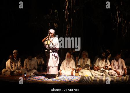 Sirajdikhan, Munshiganj, Bangladesh. 2 décembre 2023. En mémoire de Fakir Lalon Shah, les artistes Baul interprètent Lalangiti (chansons) lors de la réunion annuelle de discussion et de rassemblement des sadhus à Padmahem Dham à Sirajdikhan, Munshiganj. Lalon était un saint humanitaire. Il s'est éloigné de toutes sortes de différences raciales, y compris la religion, la caste et a donné à l'humanité la plus haute place. Il a composé toutes les chansons de son attitude non communautaire. Ce Bengali aux multiples talents est également connu sous les noms de Fakir Lalon, Lalon Sai, Lalon Shah, Mahatma Lalon etc Il est un saint faqir spirituel, humaniste, réformateur social et p Banque D'Images