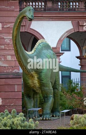 Reconstruction d'un Dilpodocus longus devant le Musée de la nature Senckenberg, Francfort-sur-le-main, Hesse, Allemagne Banque D'Images