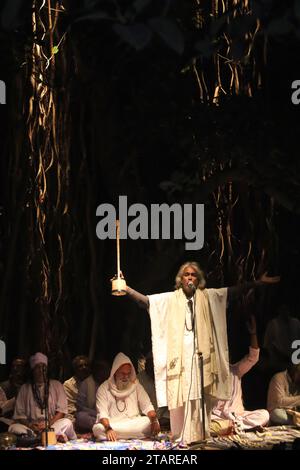 Sirajdikhan, Munshiganj, Bangladesh. 2 décembre 2023. En mémoire de Fakir Lalon Shah, les artistes Baul interprètent Lalangiti (chansons) lors de la réunion annuelle de discussion et de rassemblement des sadhus à Padmahem Dham à Sirajdikhan, Munshiganj. Lalon était un saint humanitaire. Il s'est éloigné de toutes sortes de différences raciales, y compris la religion, la caste et a donné à l'humanité la plus haute place. Il a composé toutes les chansons de son attitude non communautaire. Ce Bengali aux multiples talents est également connu sous les noms de Fakir Lalon, Lalon Sai, Lalon Shah, Mahatma Lalon etc Il est un saint faqir spirituel, humaniste, réformateur social et p Banque D'Images