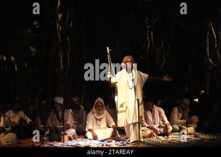 Sirajdikhan, Munshiganj, Bangladesh. 2 décembre 2023. En mémoire de Fakir Lalon Shah, les artistes Baul interprètent Lalangiti (chansons) lors de la réunion annuelle de discussion et de rassemblement des sadhus à Padmahem Dham à Sirajdikhan, Munshiganj. Lalon était un saint humanitaire. Il s'est éloigné de toutes sortes de différences raciales, y compris la religion, la caste et a donné à l'humanité la plus haute place. Il a composé toutes les chansons de son attitude non communautaire. Ce Bengali aux multiples talents est également connu sous les noms de Fakir Lalon, Lalon Sai, Lalon Shah, Mahatma Lalon etc Il est un saint faqir spirituel, humaniste, réformateur social et p Banque D'Images