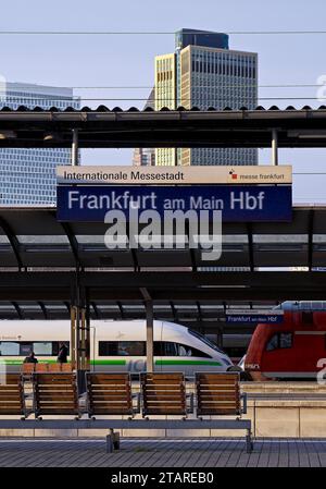 Gare centrale avec ICE et train local avec gratte-ciel, Francfort-sur-le-main, Hesse, Allemagne Banque D'Images