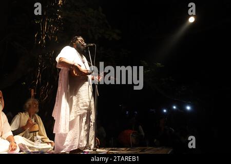 Sirajdikhan, Munshiganj, Bangladesh. 2 décembre 2023. En mémoire de Fakir Lalon Shah, les artistes Baul interprètent Lalangiti (chansons) lors de la réunion annuelle de discussion et de rassemblement des sadhus à Padmahem Dham à Sirajdikhan, Munshiganj. Lalon était un saint humanitaire. Il s'est éloigné de toutes sortes de différences raciales, y compris la religion, la caste et a donné à l'humanité la plus haute place. Il a composé toutes les chansons de son attitude non communautaire. Ce Bengali aux multiples talents est également connu sous les noms de Fakir Lalon, Lalon Sai, Lalon Shah, Mahatma Lalon etc Il est un saint faqir spirituel, humaniste, réformateur social et p Banque D'Images