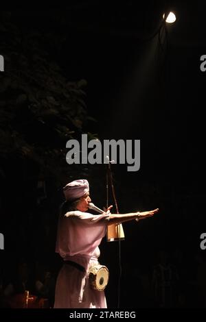 Sirajdikhan, Munshiganj, Bangladesh. 2 décembre 2023. En mémoire de Fakir Lalon Shah, les artistes Baul interprètent Lalangiti (chansons) lors de la réunion annuelle de discussion et de rassemblement des sadhus à Padmahem Dham à Sirajdikhan, Munshiganj. Lalon était un saint humanitaire. Il s'est éloigné de toutes sortes de différences raciales, y compris la religion, la caste et a donné à l'humanité la plus haute place. Il a composé toutes les chansons de son attitude non communautaire. Ce Bengali aux multiples talents est également connu sous les noms de Fakir Lalon, Lalon Sai, Lalon Shah, Mahatma Lalon etc Il est un saint faqir spirituel, humaniste, réformateur social et p Banque D'Images