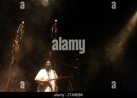 Sirajdikhan, Munshiganj, Bangladesh. 2 décembre 2023. En mémoire de Fakir Lalon Shah, les artistes Baul interprètent Lalangiti (chansons) lors de la réunion annuelle de discussion et de rassemblement des sadhus à Padmahem Dham à Sirajdikhan, Munshiganj. Lalon était un saint humanitaire. Il s'est éloigné de toutes sortes de différences raciales, y compris la religion, la caste et a donné à l'humanité la plus haute place. Il a composé toutes les chansons de son attitude non communautaire. Ce Bengali aux multiples talents est également connu sous les noms de Fakir Lalon, Lalon Sai, Lalon Shah, Mahatma Lalon etc Il est un saint faqir spirituel, humaniste, réformateur social et p Banque D'Images