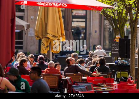 Café de rue dans la voie blanche Banque D'Images