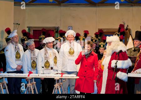 Le Striezelmarkt, qui se tient depuis 1434, est le plus ancien marché de Noël en Allemagne et se déroule sur l'Altmarkt. En 2009, le marché était Banque D'Images