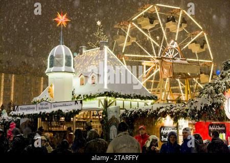 Le Striezelmarkt, qui se tient depuis 1434, est le plus ancien marché de Noël en Allemagne et se déroule sur l'Altmarkt. En 2009, le marché était Banque D'Images