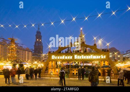 Le Striezelmarkt, qui se tient depuis 1434, est le plus ancien marché de Noël en Allemagne et se déroule sur l'Altmarkt. En 2009, le marché était Banque D'Images