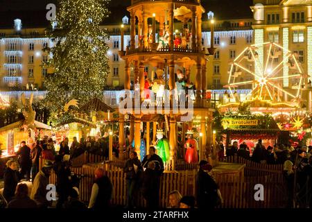 Le Striezelmarkt, qui se tient depuis 1434, est le plus ancien marché de Noël en Allemagne et se déroule sur l'Altmarkt. En 2009, le marché était Banque D'Images