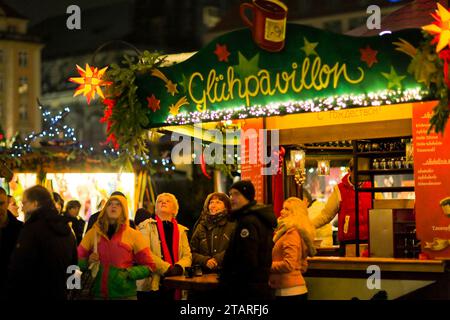 Le Striezelmarkt, qui se tient depuis 1434, est le plus ancien marché de Noël en Allemagne et se déroule sur l'Altmarkt. En 2009, le marché était Banque D'Images