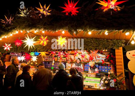 Le Striezelmarkt, qui se tient depuis 1434, est le plus ancien marché de Noël en Allemagne et se déroule sur l'Altmarkt. En 2009, le marché était Banque D'Images