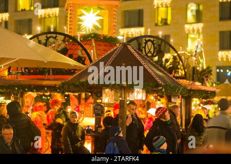 Le Striezelmarkt, qui se tient depuis 1434, est le plus ancien marché de Noël en Allemagne et se déroule sur l'Altmarkt. En 2009, le marché était Banque D'Images