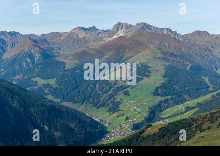 Penken, Penkenjoch (2) (095m), commune de Finkenberg, vue sur la vallée de Tux, alpages, Vorderlanersbach, Alpes de Zillertal, Alpes alpines Banque D'Images