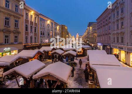 Wels : marché de Noël («Weihnachtswel») sur la place Stadtplatz, stands enneigés, tour Ledererturm à Zentralraum, Oberösterreich, haute-Autriche, Banque D'Images