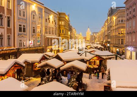 Wels : marché de Noël («Weihnachtswel») sur la place Stadtplatz, stands enneigés, tour Ledererturm à Zentralraum, Oberösterreich, haute-Autriche, Banque D'Images