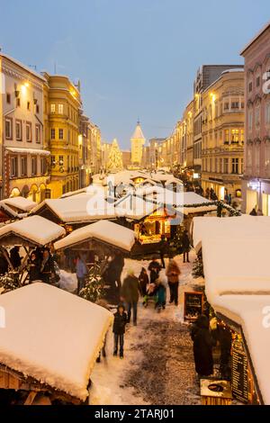 Wels : marché de Noël («Weihnachtswel») sur la place Stadtplatz, stands enneigés, tour Ledererturm à Zentralraum, Oberösterreich, haute-Autriche, Banque D'Images