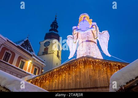 Wels : marché de Noël ('Weihnachtswelt') sur la place Stadtplatz, statue de Christkind, église Stadtpfarrkirche à Zentralraum, Oberösterreich, Upper au Banque D'Images