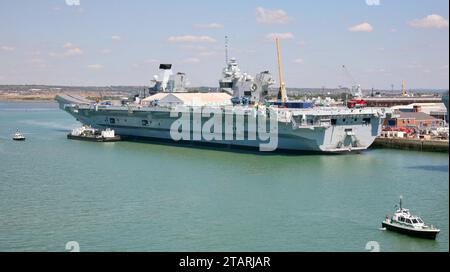 Vue rapprochée du porte-avions HMS Queen Elizabeth (R08), dans le port de Portsmouth, au cours de l'été 2022 Banque D'Images