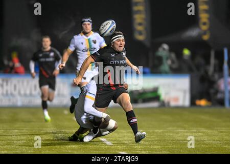 Jamie George de Saracens est attaqué par Courtney Lawes de Northampton Saints lors du Gallagher Premiership Rugby match entre Saracens et Northampton Saints au StoneX Stadium, Londres, Angleterre le 2 décembre 2023. Photo de Phil Hutchinson. Usage éditorial uniquement, licence requise pour un usage commercial. Aucune utilisation dans les Paris, les jeux ou les publications d'un seul club/ligue/joueur. Crédit : UK Sports pics Ltd/Alamy Live News Banque D'Images