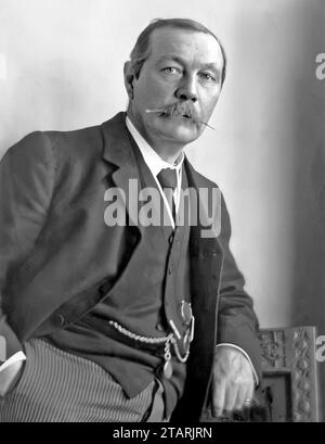 ARTHUR CONAN DOYLE (1859-1930) médecin et écrivain écossais en 1914. Banque D'Images