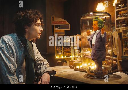 WONKA 2023 Warner BRS.Pictures film wiTimothée Chalamet à gauche comme Willy Wonka et Hugh Grant comme Lofty, l'Oompa-Loompa Banque D'Images