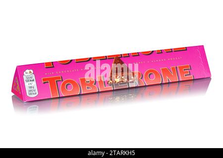 Stuttgart, Allemagne - 17 mai 2023 : chocolat Toblerone de la variété Rosinen de Tobler et Mondelez International Freisteller en isolement à Stuttga Banque D'Images