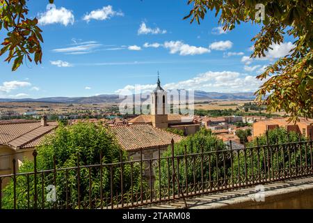 Vue sur le paysage environnant depuis le dessus de la ville fortifiée espagnole d'Avila Espagne Banque D'Images