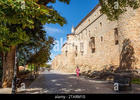 Femme marchant le long des remparts et fortifications dans la ville fortifiée espagnole d'Avila dans la communauté autonome de Castille-et-León Espagne Banque D'Images