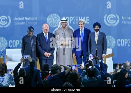 Dubaï, Émirats arabes Unis. 02 décembre 2023. Dr. Sultan Al Jaber (C), Président de la COP28, John Kerry (R2), envoyé spécial du Président américain pour le climat, Xie Zhenhua (L3), politicien chinois, Ajay Banga (R1), Président de la Banque mondiale et Inger Andersen (L1), directeur exécutif (PNUE) lors de la session sur l’énergie au Théâtre Al Waha pendant la deuxième journée du segment de haut niveau de la Conférence sur le climat de la COP28 de la CCNUCC à Expo City Dubaï, le samedi 2 décembre 2023. Photo COP28/ ONU changement climatique/ crédit : UPI/Alamy Live News Banque D'Images