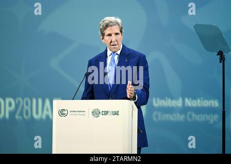 Dubaï, Émirats arabes Unis. 02 décembre 2023. John Kerry, envoyé spécial du président américain pour le climat, parle lors de la session sur l’énergie au Théâtre Al Waha pendant la deuxième journée du segment de haut niveau de la Conférence sur le climat de la COP28 de la CCNUCC à Expo City Dubaï, le samedi 2 décembre 2023. Photo COP28/ ONU changement climatique/ crédit : UPI/Alamy Live News Banque D'Images