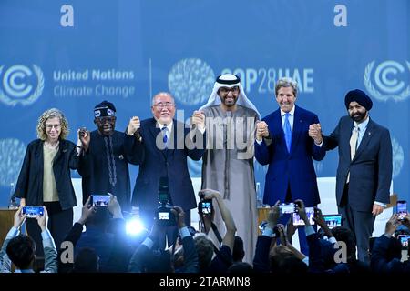 Dubaï, Émirats arabes Unis. 02 décembre 2023. Dr. Sultan Al Jaber (C), Président de la COP28, John Kerry (R2), envoyé spécial du Président américain pour le climat, Xie Zhenhua (L3), politicien chinois, Ajay Banga (R1), Président de la Banque mondiale et Inger Andersen (L1), directeur exécutif (PNUE) lors de la session sur l’énergie au Théâtre Al Waha pendant la deuxième journée du segment de haut niveau de la Conférence sur le climat de la COP28 de la CCNUCC à Expo City Dubaï, le samedi 2 décembre 2023. Photo COP28/ ONU changement climatique/ crédit : UPI/Alamy Live News Banque D'Images