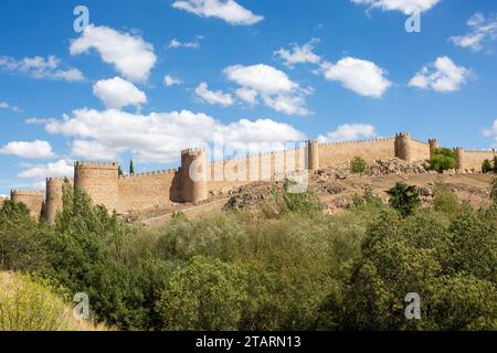 Vue sur les remparts et fortifications de la ville fortifiée espagnole d'Avila dans la communauté autonome de Castille et León Espagne Banque D'Images