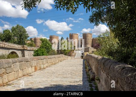 Vue des remparts dans la ville médiévale fortifiée espagnole d'Aliva capitale de la province espagnole d'Avila dans la province de Castille et León Espagne Banque D'Images