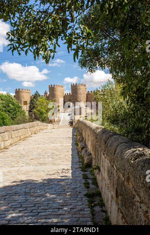 Vue des remparts dans la ville médiévale fortifiée espagnole d'Aliva capitale de la province espagnole d'Avila dans la province de Castille et León Espagne Banque D'Images