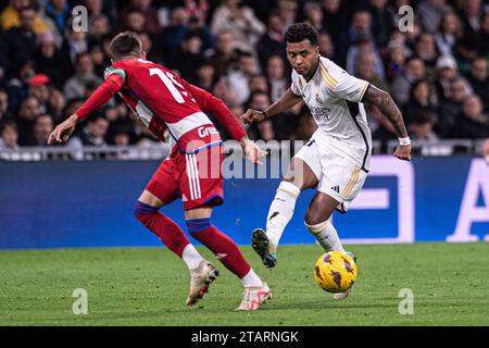 2 décembre 2023 ; Stade Santiago Bernabeu, Madrid, Espagne, la Liga football espagnole, Real Madrid contre Grenade ; Rodrygo va affronter Carlos Neva Banque D'Images