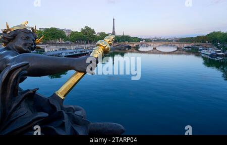 Tôt le matin au pont Alexandre III, Paris Banque D'Images