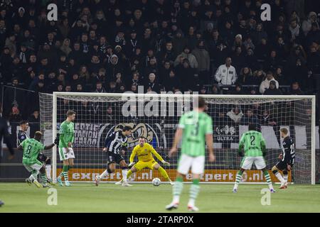 ALMELO - Joshua Kitolano de Sparta Rotterdam (l) marque 0-1 lors du match néerlandais d'Eredivisie entre Heracles Almelo et Sparta Rotterdam au stade Erve Assito le 2 décembre 2023 à Almelo, pays-Bas. ANP VINCENT JANNINK Banque D'Images
