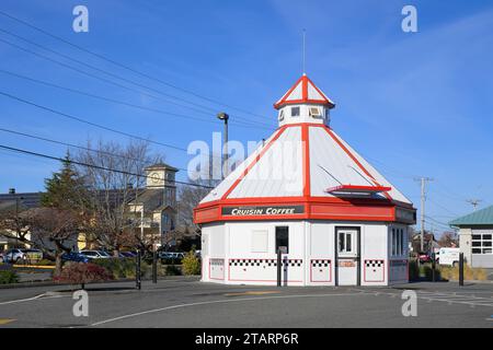 Anacortes, WA, États-Unis - 28 novembre 2023 ; autonome drive through Northwest Cruisin Coffee stand en rouge et blanc Banque D'Images