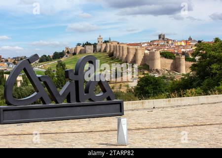 Vue depuis le point de vue au-dessus de la ville fortifiée espagnole d'Avila Banque D'Images