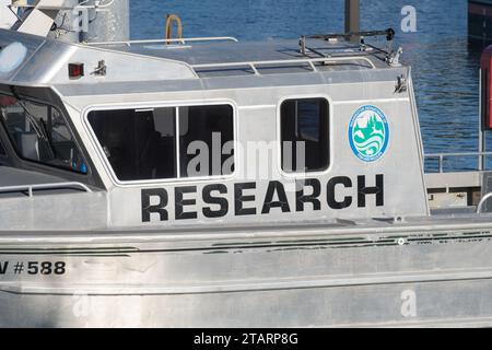 Anacortes, WA, USA - 28 novembre 2023 ; recherche de mots et logo du Département des poissons et de la faune de Washington sur bateau Banque D'Images