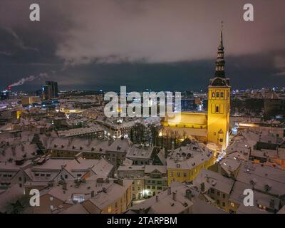 Vieille ville de Tallinn la nuit dans la vue aérienne d'hiver Banque D'Images