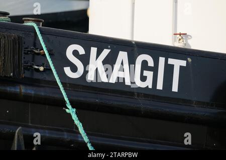 Anacortes, WA, USA - 28 novembre 2023 ; Tugboat Skagit nom en gros plan en lettres majuscules avec une ligne morring Banque D'Images