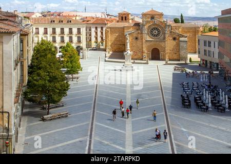 Vue depuis les murs de la ville de la Plaza del Mercado Grande Square avec l'église San Pedro - Avila, Espagne Banque D'Images