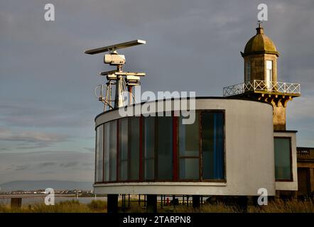 Vue rapprochée de l'ancienne station radar sur l'Esplanade à Fleetwood, Lancashire, Royaume-Uni, Europe Banque D'Images