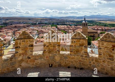 Vue depuis les remparts de la ville fortifiée espagnole d'Avila dans la communauté autonome de Castille et León Espagne Banque D'Images